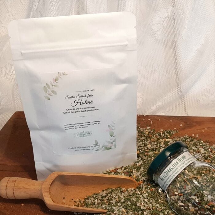Salta Stänk från Holmö i praktisk refill, ett örtsalt med mycket aromer. Så gott till fisk, sallad, grillat, ägg- och potatisrätter.