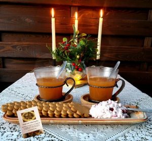 Glöggmys med lingonröra och pepparkakor