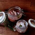 Hemmagjord anjovis och matjessill med sandelträ i glasburkar