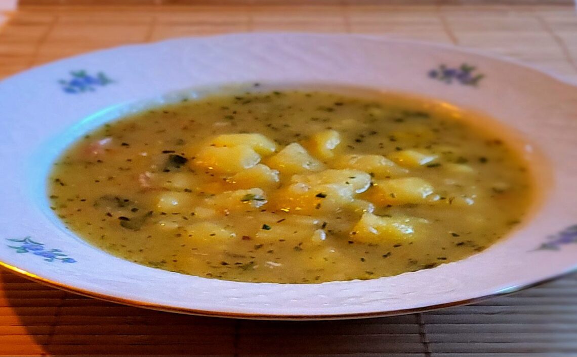 Soppa med potatis och örtkryddor