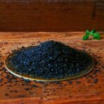 Svart salt på en träskärbreda